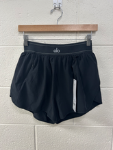 Load image into Gallery viewer, Alo Athletic Shorts Size Small
