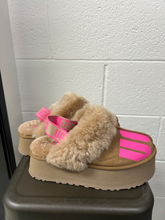 Load image into Gallery viewer, Uggs Casual Shoes Womens 9
