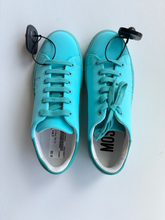Load image into Gallery viewer, Casual Shoes Womens 8
