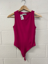 Load image into Gallery viewer, Babaton Tank Top Size Extra Small
