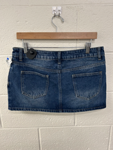 Load image into Gallery viewer, Edikted Short Skirt Size Medium
