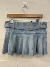 Load image into Gallery viewer, Zara Short Skirt Size Small
