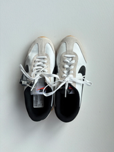 Load image into Gallery viewer, Nike Womens Athletic Shoes Womens 7
