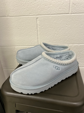 Load image into Gallery viewer, Uggs Casual Shoes Womens 9
