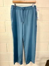 Load image into Gallery viewer, Lulu Lemon Athletic Pants Size Medium
