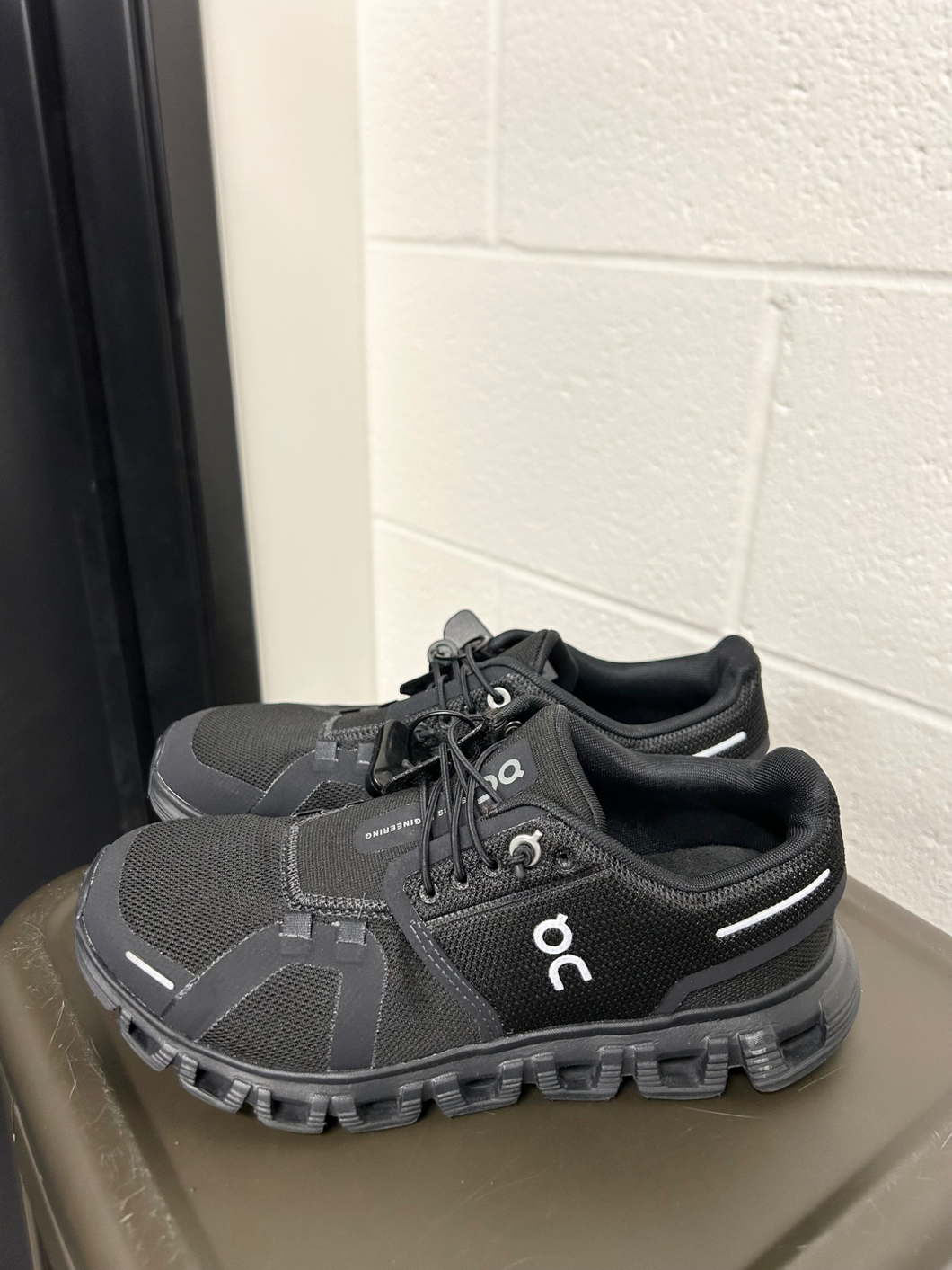 On Cloud Womens Athletic Shoes Womens 6