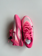 Load image into Gallery viewer, Nike Womens Athletic Shoes Womens 8
