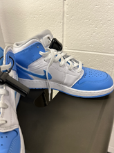 Load image into Gallery viewer, Jordan Womens Athletic Shoes Womens 8
