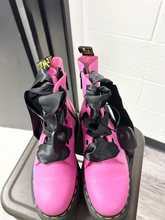 Load image into Gallery viewer, Dr Martens Boots Womens 7
