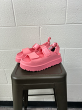 Load image into Gallery viewer, Uggs Sandals Womens 7

