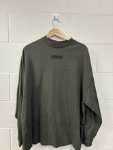 Load image into Gallery viewer, Essentials Long Sleeve T-shirt Size Small
