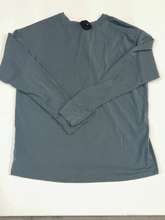 Load image into Gallery viewer, Vuori Athletic Top Size Extra Small
