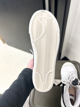 Load image into Gallery viewer, Nike Womens Athletic Shoes Womens 6
