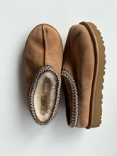 Load image into Gallery viewer, Uggs Boots Womens 9
