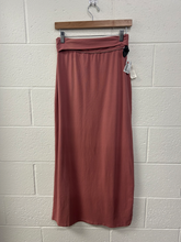 Load image into Gallery viewer, Aerie Long Skirt Size Medium
