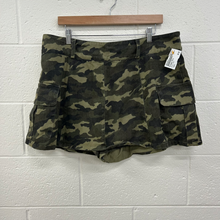 Load image into Gallery viewer, Princess Polly Short Skirt Size Large
