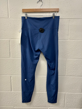Load image into Gallery viewer, Lululemon Athletic Pants Size 11/12 (31)
