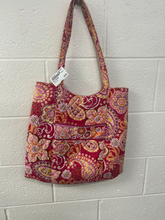 Load image into Gallery viewer, Vera Bradley Purse
