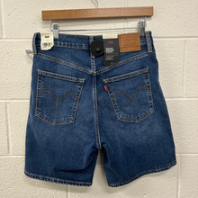 Load image into Gallery viewer, Levi Shorts Size 29
