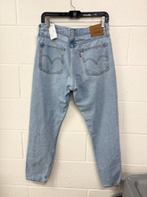 Load image into Gallery viewer, Levi Denim Size 5/6 (28)
