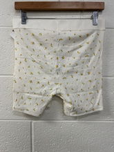 Load image into Gallery viewer, Skims Shorts Size 9/10
