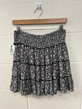 Load image into Gallery viewer, American Eagle Short Skirt Size Medium
