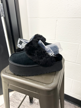 Load image into Gallery viewer, Uggs Sandals Womens 8
