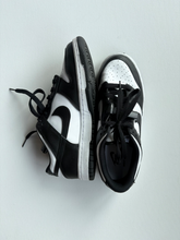 Load image into Gallery viewer, Nike Womens Athletic Shoes Womens 7.5
