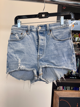 Load image into Gallery viewer, Levi Shorts Size 3/4
