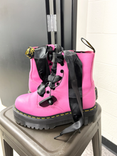 Load image into Gallery viewer, Dr Martens Boots Womens 7
