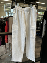 Load image into Gallery viewer, Aritzia Pants Size Extra Small
