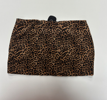 Load image into Gallery viewer, Edikted Short Skirt Size Medium

