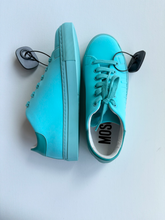 Load image into Gallery viewer, Casual Shoes Womens 8
