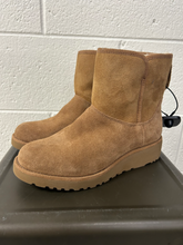 Load image into Gallery viewer, Uggs Boots Womens 6
