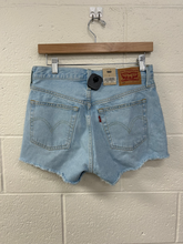 Load image into Gallery viewer, Levi 501 Shorts Size 3/4
