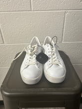 Load image into Gallery viewer, Casual Shoes Womens 5.5
