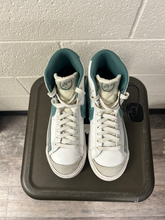 Load image into Gallery viewer, Nike Womens Athletic Shoes Womens 6
