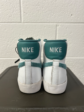 Load image into Gallery viewer, Nike Womens Athletic Shoes Womens 6
