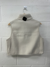 Load image into Gallery viewer, Vuori Outerwear Size Small
