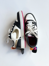 Load image into Gallery viewer, Nike Womens Athletic Shoes Womens 8

