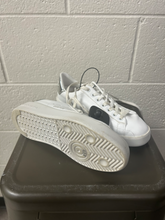 Load image into Gallery viewer, Casual Shoes Womens 5.5
