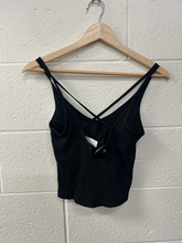 Load image into Gallery viewer, Vuori Athletic Top Size Small

