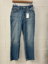 Load image into Gallery viewer, Good American Denim Size 2 (26)
