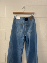 Load image into Gallery viewer, American Eagle Denim Size Small
