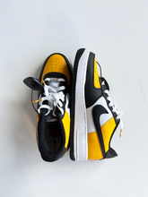 Load image into Gallery viewer, Nike Womens Athletic Shoes Womens 8
