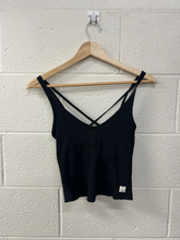 Load image into Gallery viewer, Vuori Athletic Top Size Small

