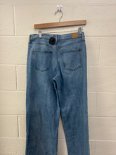 Load image into Gallery viewer, Vuori Denim Size 3/4 (27)
