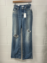 Load image into Gallery viewer, Good American Denim Size 0 (24)
