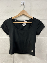 Load image into Gallery viewer, Vuori Short Sleeve Top Size Extra Small

