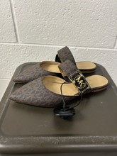 Load image into Gallery viewer, Michael Kors Dress Shoes Womens 5.5
